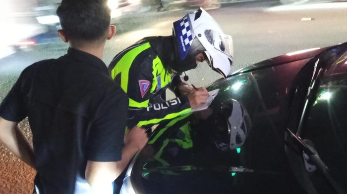 Mobil Mewah Berpelat “RI” di Tangerang Viral dan Berakhir Ditilang Polisi